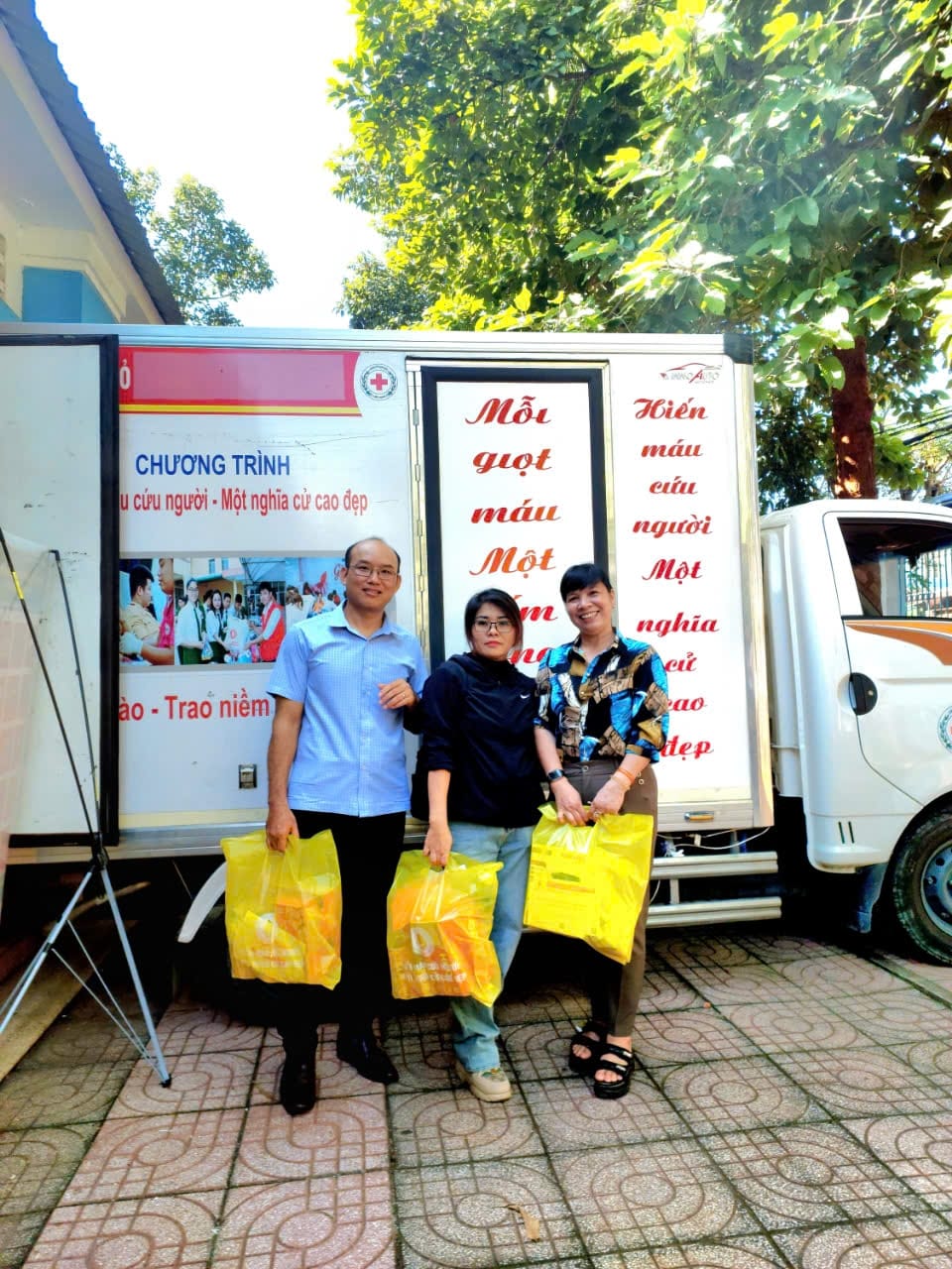 Cho đi là còn mãi" - Ba thầy cô Trường Nguyễn Bỉnh Khiêm tham gia Hiến máu Tình nguyện