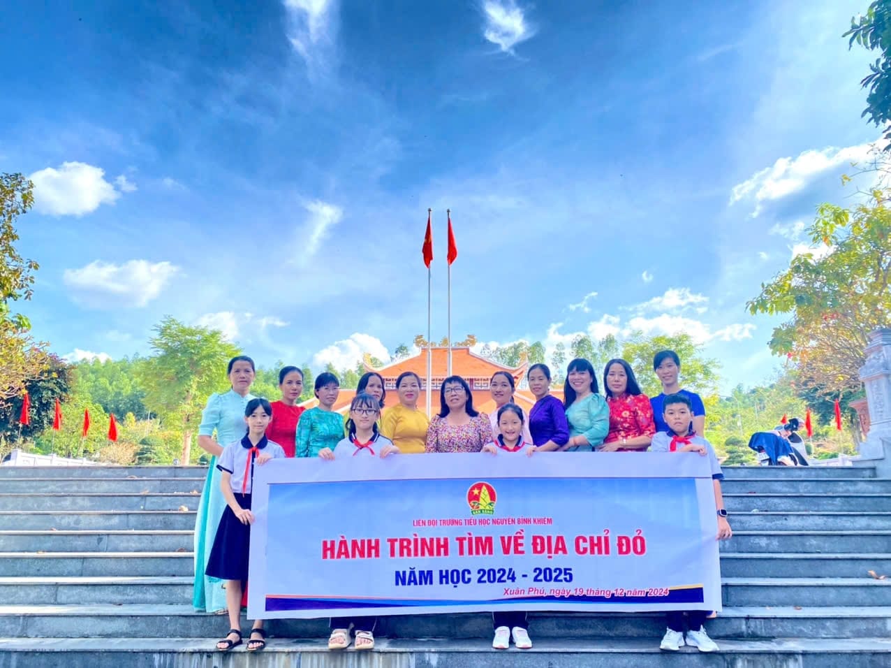 Trường TH Nguyễn Bỉnh Khiêm dâng hương viếng Đền thờ liệt sĩ huyện Xuân Lộc